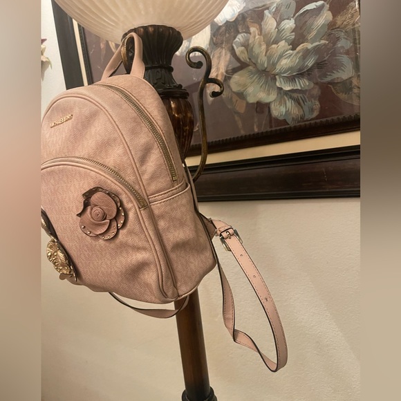 Michael Kors please check all picture of condition - Picture 5 of 17